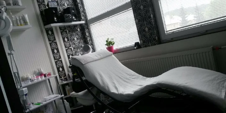 Dokonale zvodný pohľad s hodvábnymi mihalnicami alebo PMU obočia