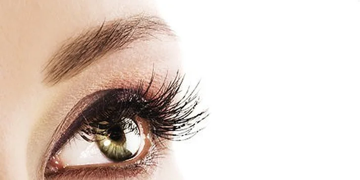 Očarujúce 4D mihalnice značky Goldlashes , permanentný make up obočia - 3D čiarkovanou metódou.