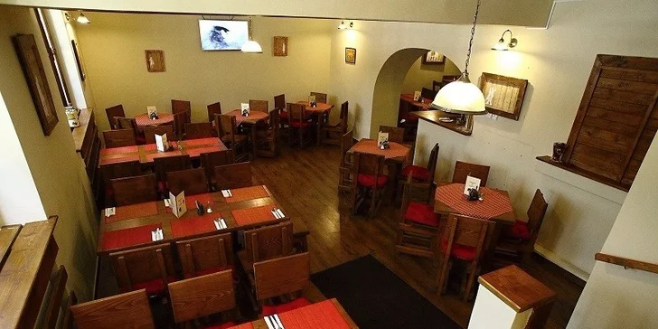 Najchutnejší hamburger v Starom Meste s hranolčekmi, cibuľovými krúžkami a šalátom coleslaw