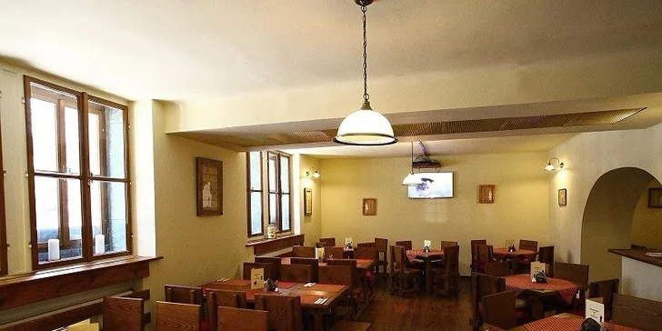 Najchutnejší hamburger v Starom Meste s hranolčekmi, cibuľovými krúžkami a šalátom coleslaw