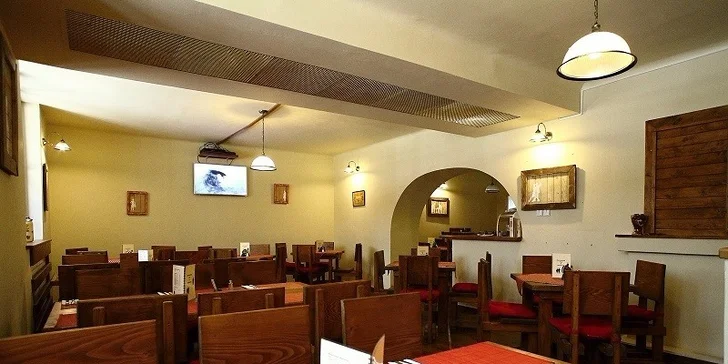 Najchutnejší hamburger v Starom Meste s hranolčekmi, cibuľovými krúžkami a šalátom coleslaw