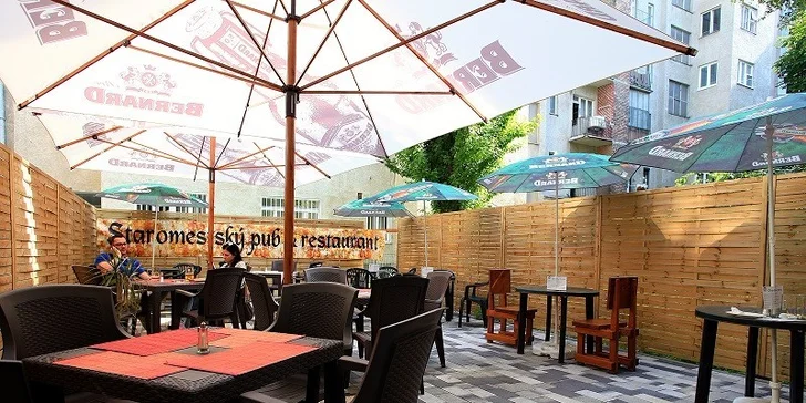 Najchutnejší hamburger v Starom Meste s hranolčekmi, cibuľovými krúžkami a šalátom coleslaw