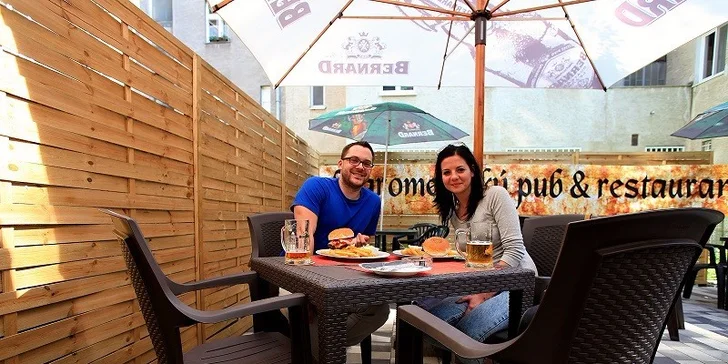 Najchutnejší hamburger v Starom Meste s hranolčekmi, cibuľovými krúžkami a šalátom coleslaw