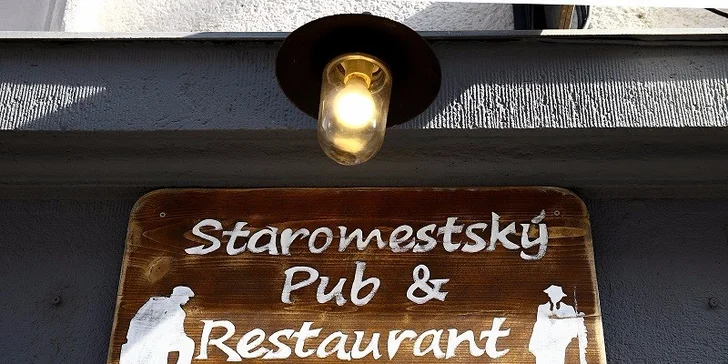 Najchutnejší hamburger v Starom Meste s hranolčekmi, cibuľovými krúžkami a šalátom coleslaw