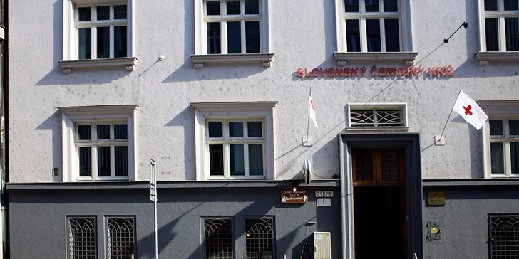Najchutnejší hamburger v Starom Meste s hranolčekmi, cibuľovými krúžkami a šalátom coleslaw