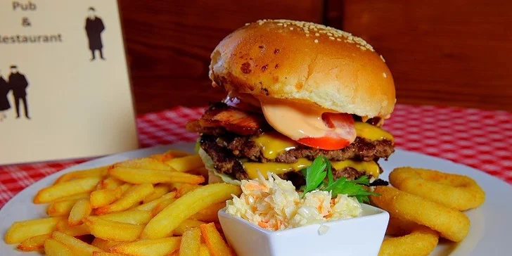Najchutnejší hamburger v Starom Meste s hranolčekmi, cibuľovými krúžkami a šalátom coleslaw