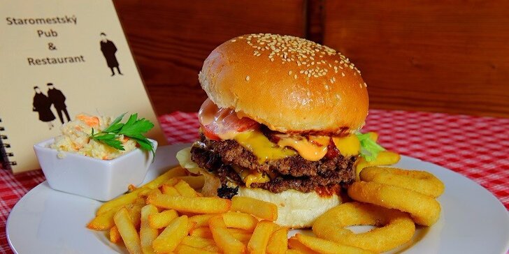 Najchutnejší hamburger v Starom Meste s hranolčekmi, cibuľovými krúžkami a šalátom coleslaw