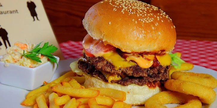 Najchutnejší hamburger v Starom Meste s hranolčekmi, cibuľovými krúžkami a šalátom coleslaw
