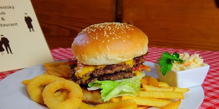 Najchutnejší hamburger v Starom Meste s hranolčekmi, cibuľovými krúžkami a šalátom coleslaw