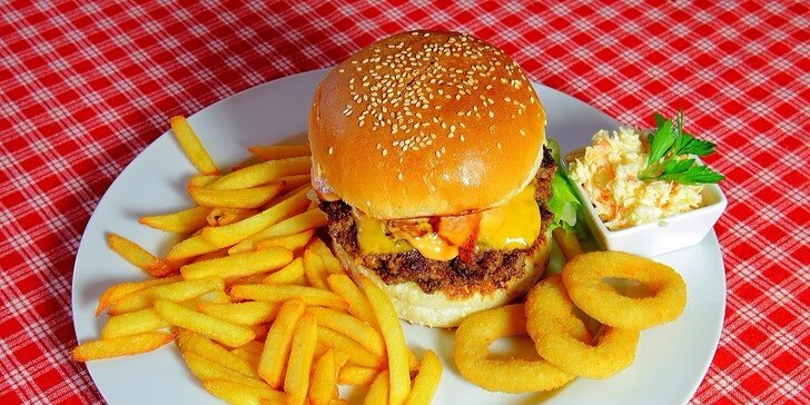 Hamburger s hranolčekmi, cibuľovými krúžkami a šalátom coleslaw v Starom Meste