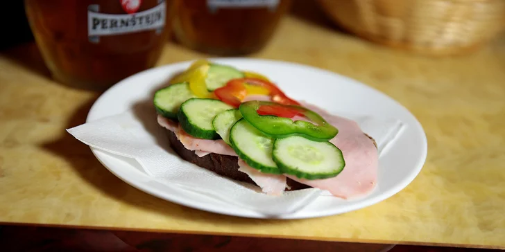 2 veľké pivá a hrianky, klobása alebo hermelín v Pivnici u Petra