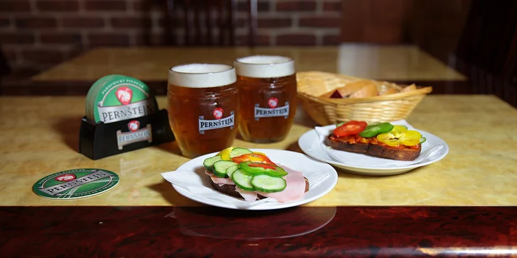 2 veľké pivá a hrianky, klobása alebo hermelín v Pivnici u Petra