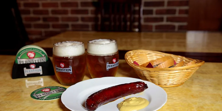 2 veľké pivá a hrianky, klobása alebo hermelín v Pivnici u Petra