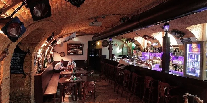 400g pikantných kuracích krídel so syrovým dipom a 0,5l pivo