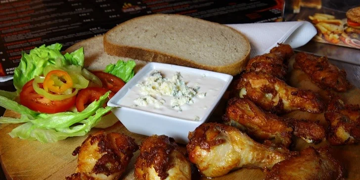 400g pikantných kuracích krídel so syrovým dipom a 0,5l pivo