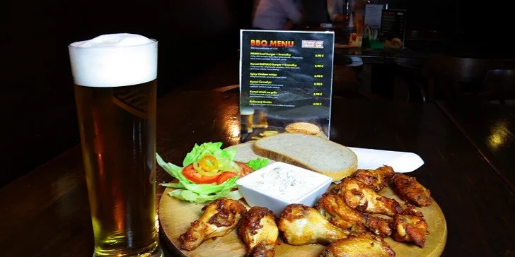 400g pikantných kuracích krídel so syrovým dipom a 0,5l pivo