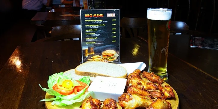 400g pikantných kuracích krídel so syrovým dipom a 0,5l pivo