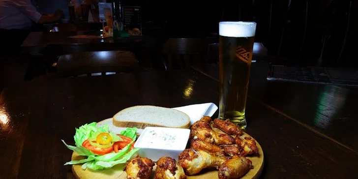 400g pikantných kuracích krídel so syrovým dipom a 0,5l pivo