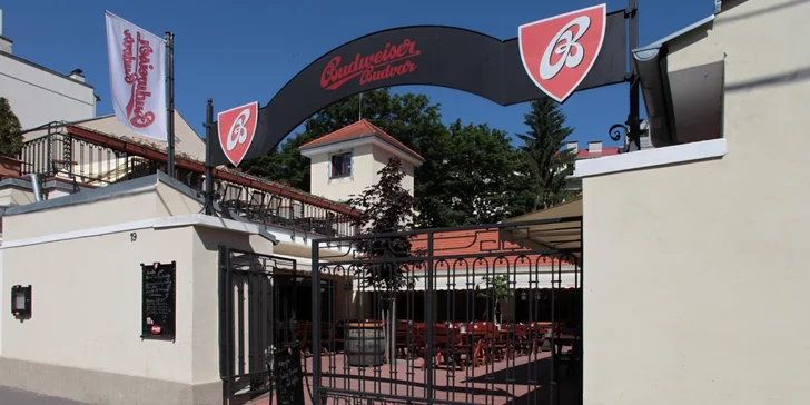 Poriadne hody pre poriadnych chlapov! 4 čapované Budvary a pol kila pečeného prasaťa