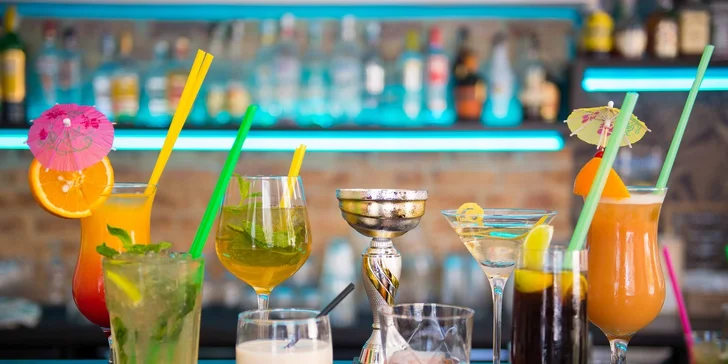 Schlaďte sa vynikajúcimi miešanými alko drinkami alebo osviežujúcimi limonádami v AVE Café!