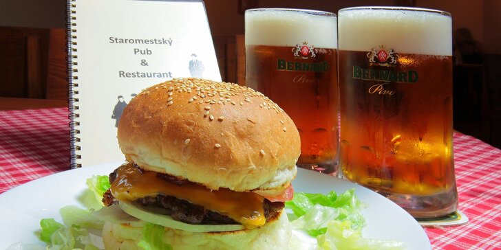 2 veľké pivá a poctivý burger v Staromestskom Pube
