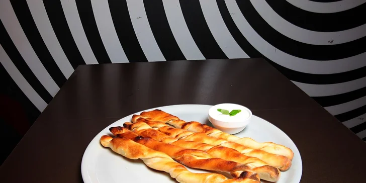 Dve malé pivá a k tomu pizza štangle s dresingom podľa výberu