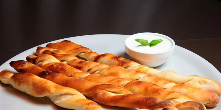 Dve malé pivá a k tomu pizza štangle s dresingom podľa výberu