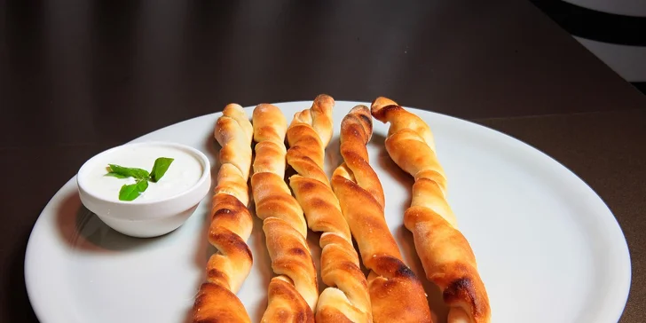 Dve malé pivá a k tomu pizza štangle s dresingom podľa výberu