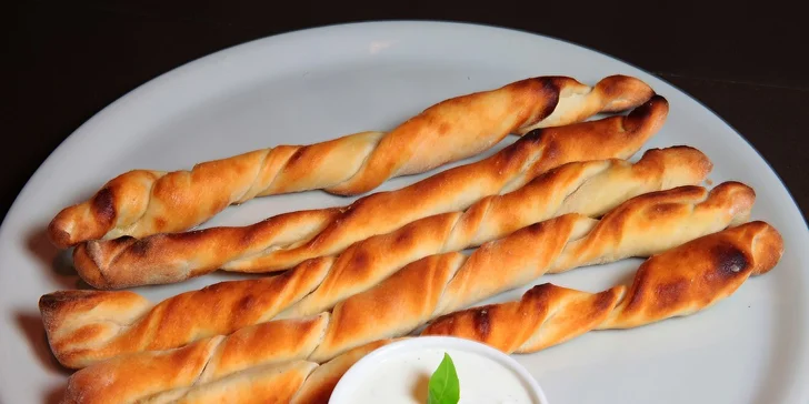 Dve malé pivá a k tomu pizza štangle s dresingom podľa výberu