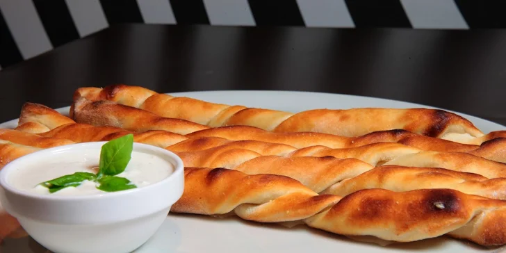 Dve malé pivá a k tomu pizza štangle s dresingom podľa výberu