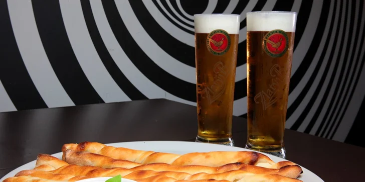 Dve malé pivá a k tomu pizza štangle s dresingom podľa výberu