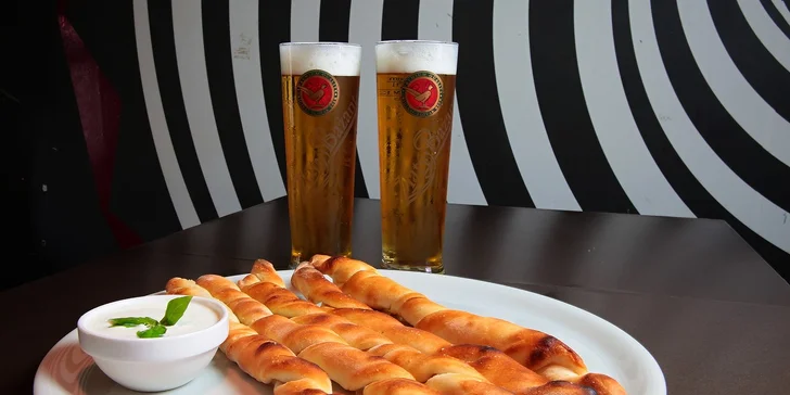 Dve malé pivá a k tomu pizza štangle s dresingom podľa výberu