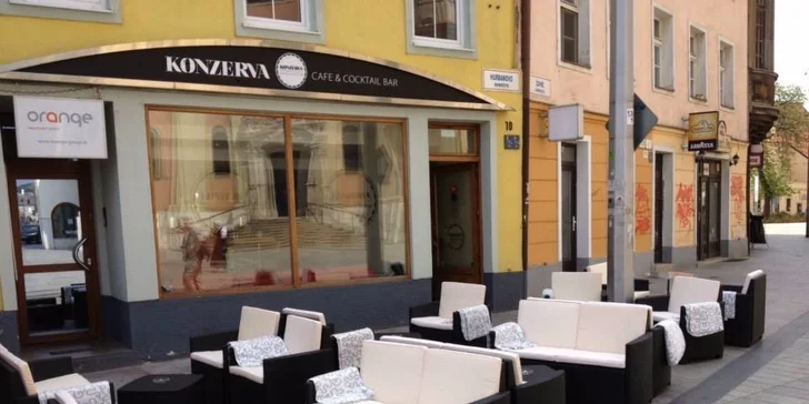 Dve malé pivá a k tomu pizza štangle s dresingom podľa výberu
