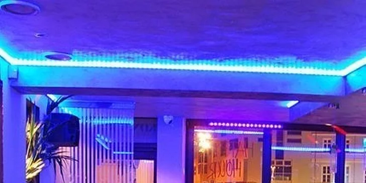 Dve malé pivá a k tomu pizza štangle s dresingom podľa výberu