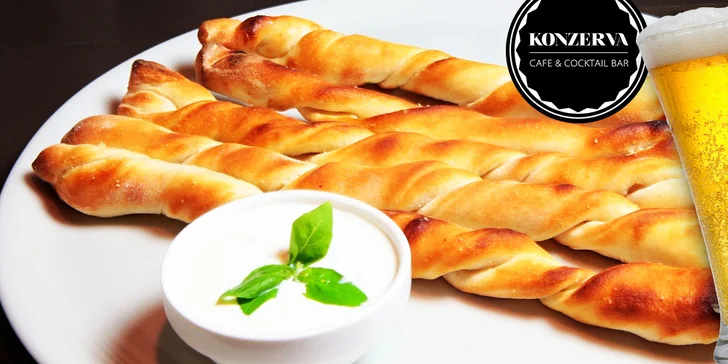 Dve malé pivá a k tomu pizza štangle s dresingom podľa výberu