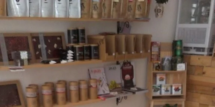 Lahodný koláčik a espresso, cappuccino alebo exkluzívna káva aeropress