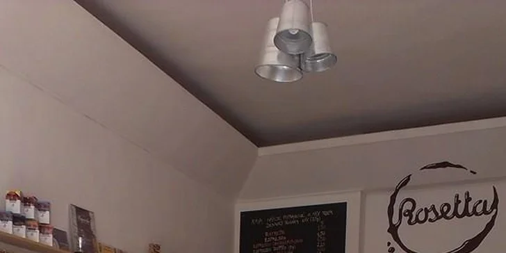 Lahodný koláčik a espresso, cappuccino alebo exkluzívna káva aeropress