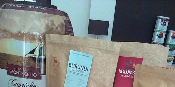Lahodný koláčik a espresso, cappuccino alebo exkluzívna káva aeropress