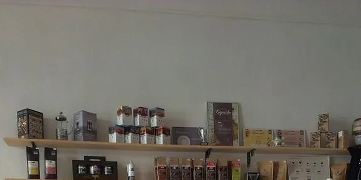 Lahodný koláčik a espresso, cappuccino alebo exkluzívna káva aeropress