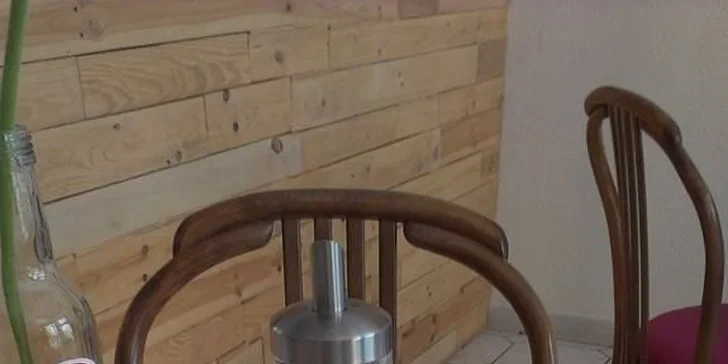 Lahodný koláčik a espresso, cappuccino alebo exkluzívna káva aeropress