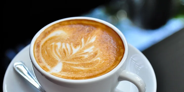 Lahodný koláčik a espresso, cappuccino alebo exkluzívna káva aeropress