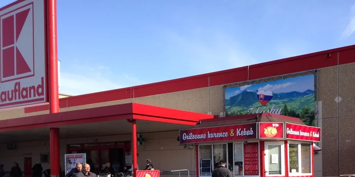 Celé grilované kurča alebo kebab s hranolkami a nápojom