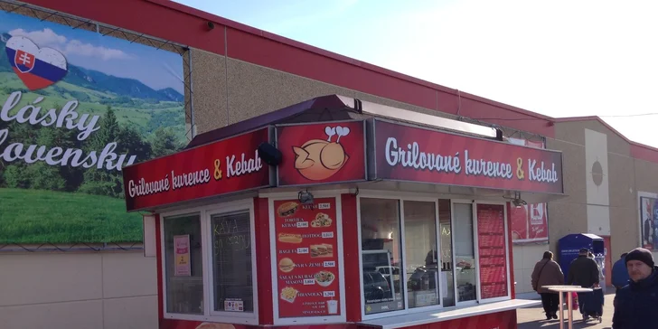 Celé grilované kurča alebo kebab s hranolkami a nápojom