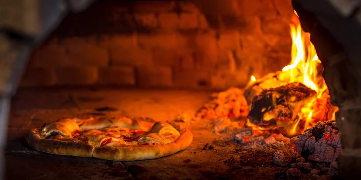 Chrumkavá pizza podľa vlastného výberu - zľavy až do 55 %!