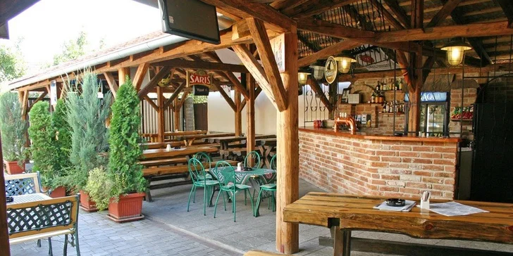 2 pivá s 2 klobásami alebo 1 pizzou v Trnavskom dvore