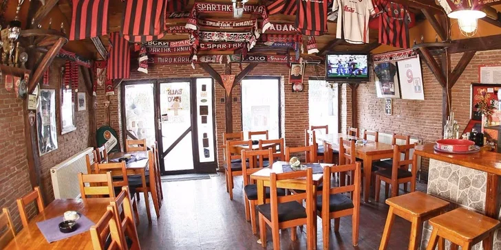 2 pivá s 2 klobásami alebo 1 pizzou v Trnavskom dvore