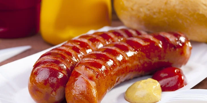 2 pivá s 2 klobásami alebo 1 pizzou v Trnavskom dvore