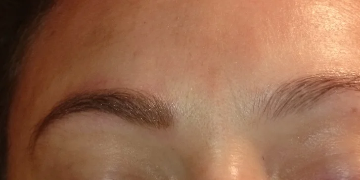 Permanentný make-up obočia, pier, očné linky alebo obočie čepieľkovou metódou