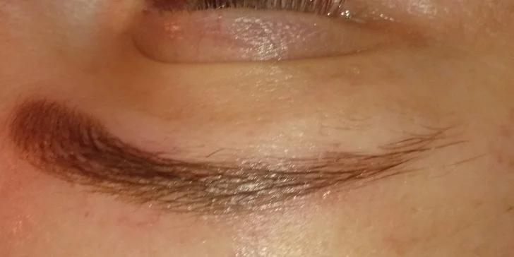 Permanentný make-up obočia, pier, očné linky alebo obočie čepieľkovou metódou