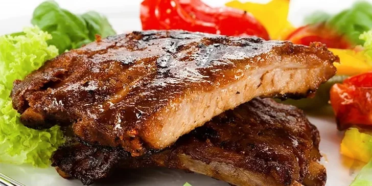 Pečené rebrá 1kg s kyslou oblohou a chlebom